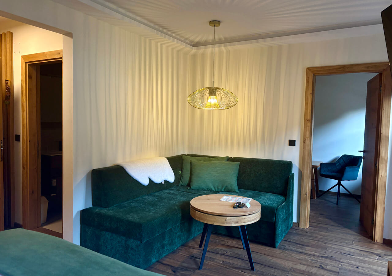 Wohnbereich mit Couch und Couchtisch