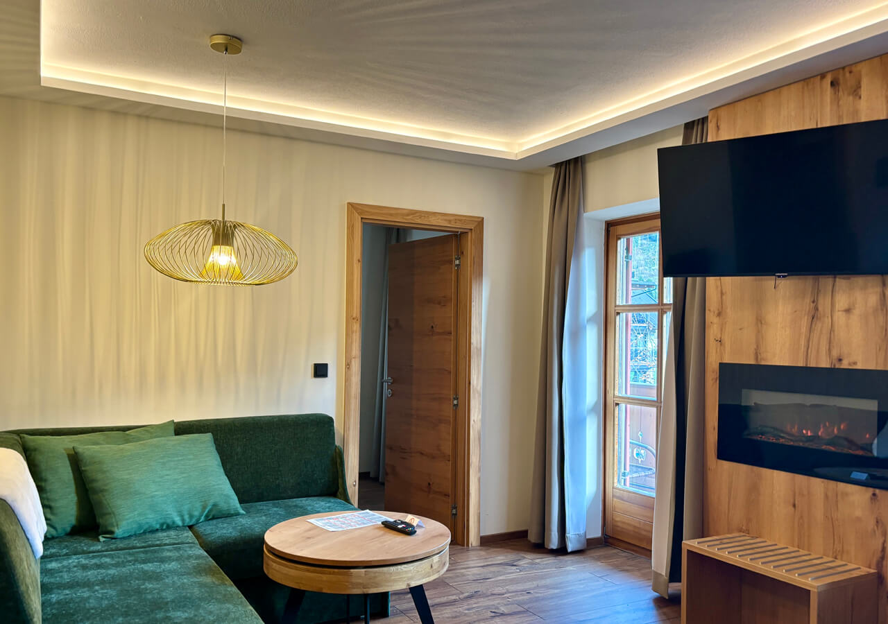 Familienapartment mit Couch und Couchtisch