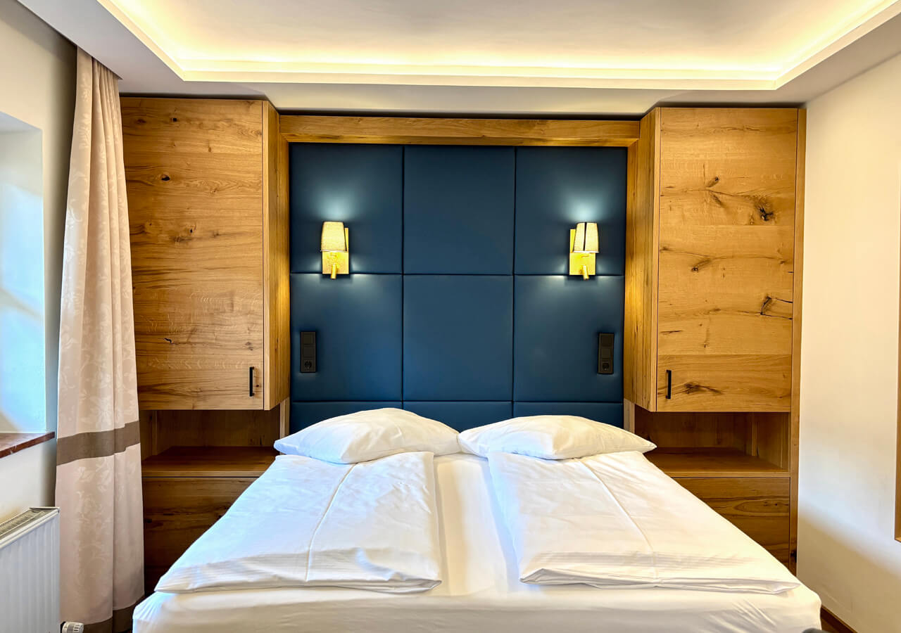 Helles Familienappartement mit Doppelbett.