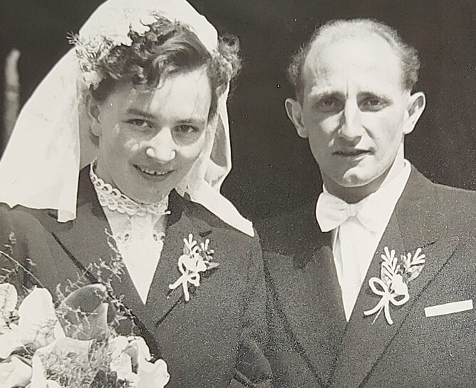 Historische Schwarzweißaufnahme von zwei Personen