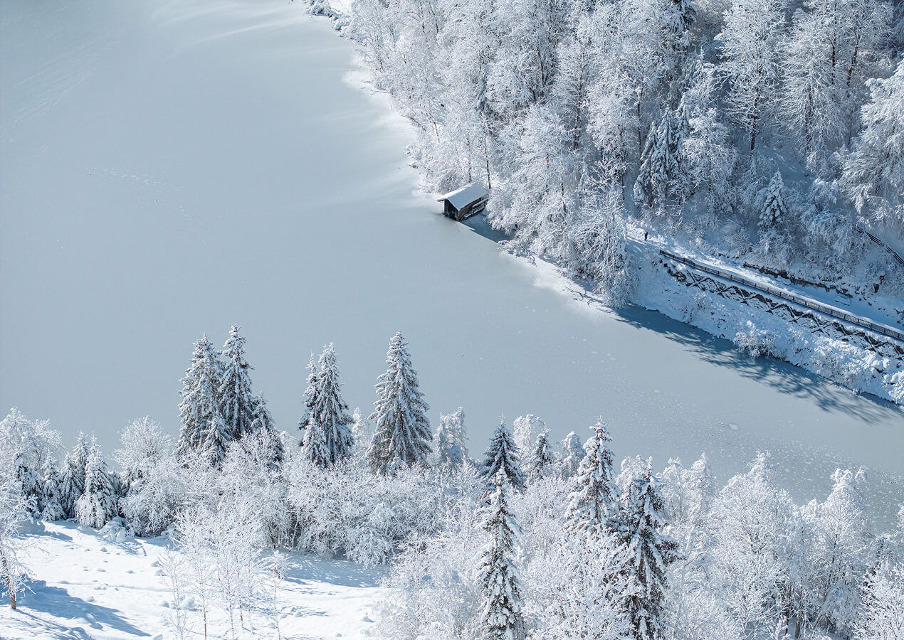 Verschneite Winterlandschaft mit Wanderweg.
