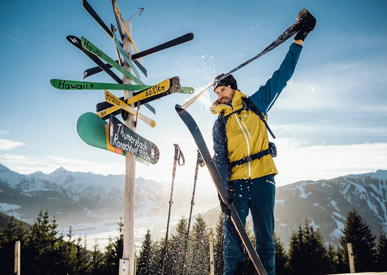 Skitourengeher zieht das Fell ab